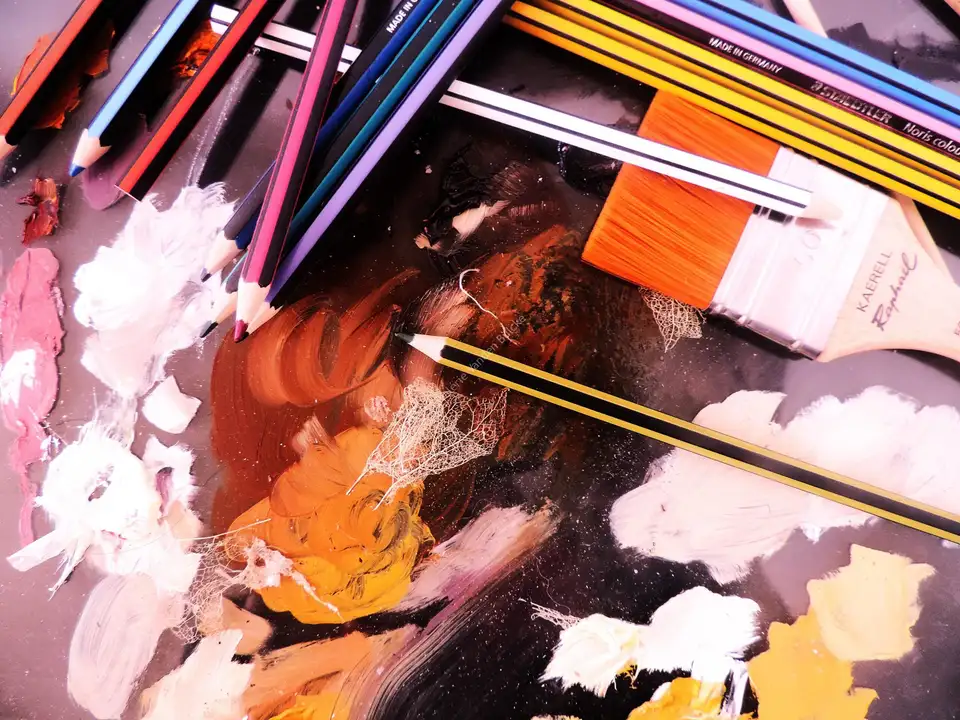 Des mains dans l'argile, à l'atelier